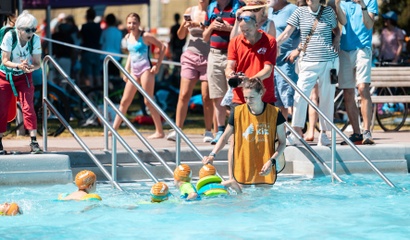 Kinder beim Schwimmen anlässlich eines Triathlons