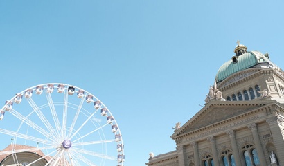 Riesenrad der WEURO2025, im Hintergrund das Bundeshaus