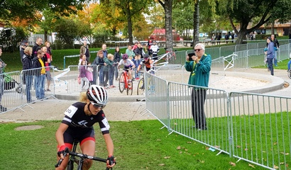 Velofahrerin an einem Bikecross-Rennen