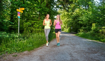 Zwei Frauen am joggen im Wald