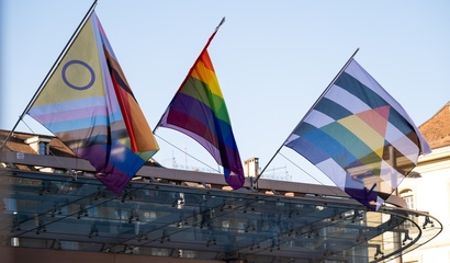 Rainbow-Flaggen wehen im Wind am Baldachin in Bern
