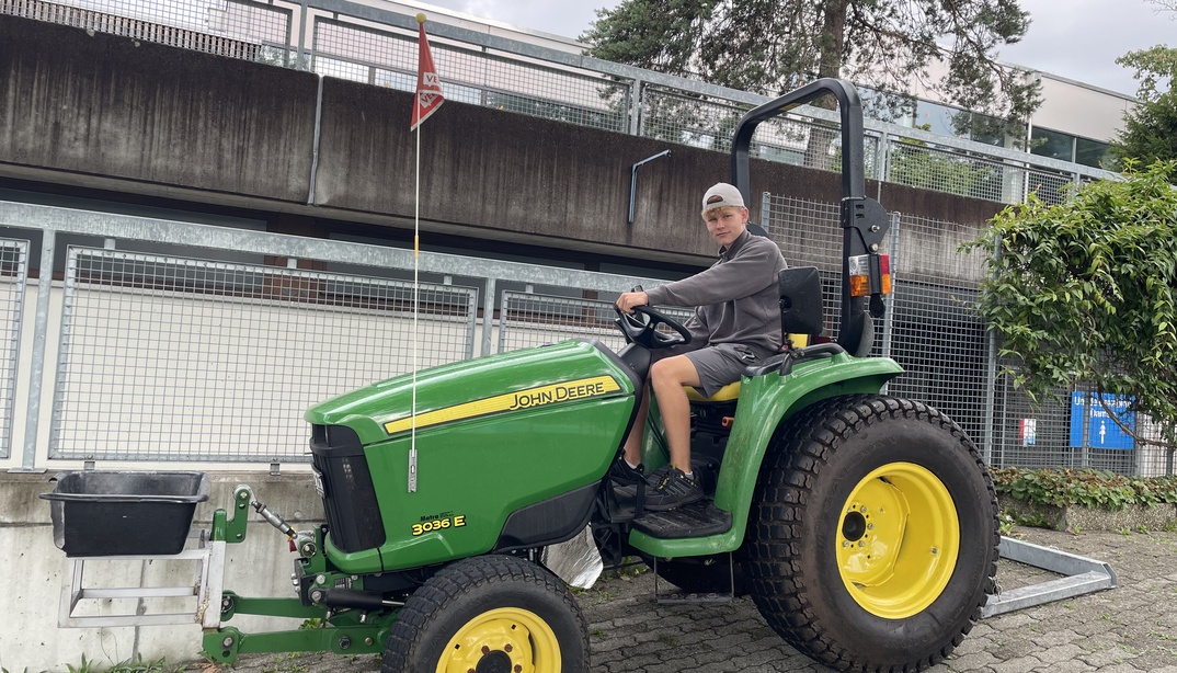 Jano Schranz auf einem Traktor im Freibad Weyermannshaus