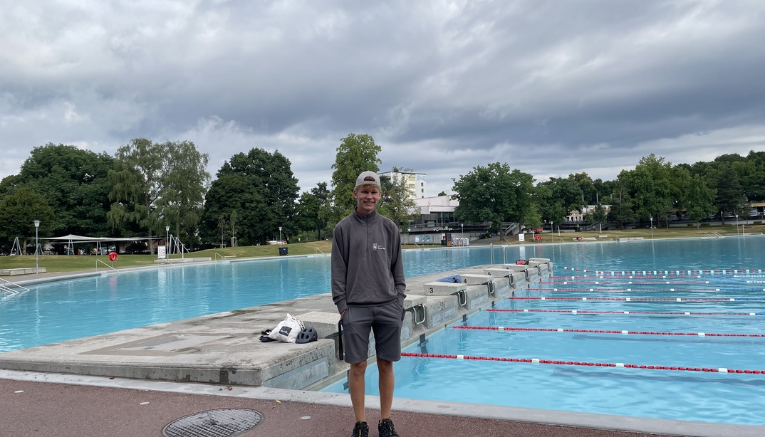 Jano Schranz vor dem Schwimmbecken im Freibad Weyermannshaus