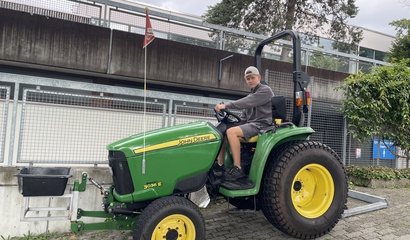 Lernender Jano Schranz auf einem Traktor