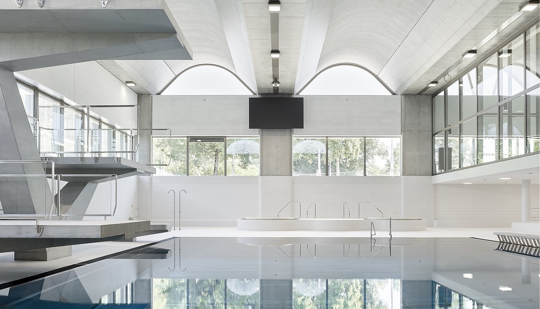 Sprungbecken in der Schwimmhalle Neufeld