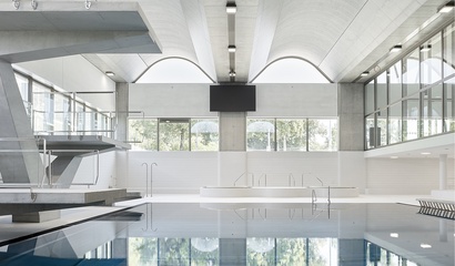 Sprungbecken in der Schwimmhalle Neufeld