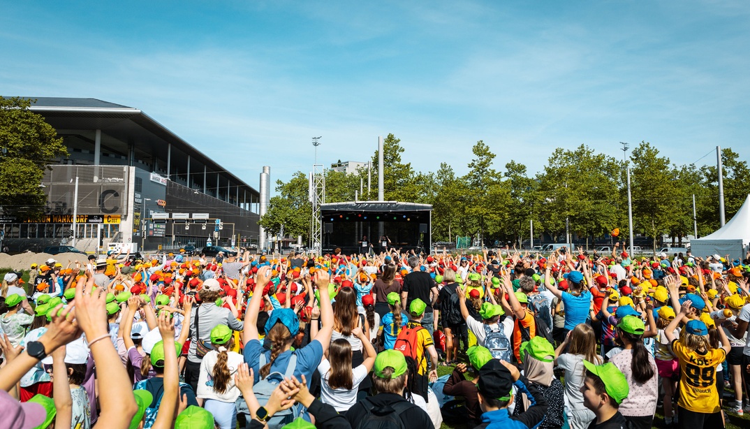 Schüler*innen tanzen zum Abschluss des Kids Sports Day.