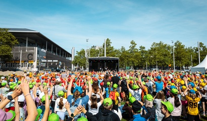 Schüler*innen tanzen zum Abschluss des Kids Sports Day.