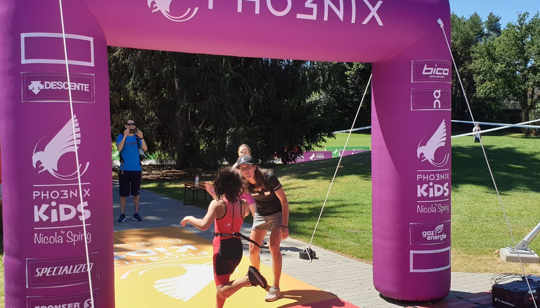 Ein Mädchen rennt ins Ziel am Pho3nix Kids Triathlon by Nicola Spirig