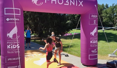 Ein Mädchen rennt ins Ziel am Pho3nix Kids Triathlon by Nicola Spirig