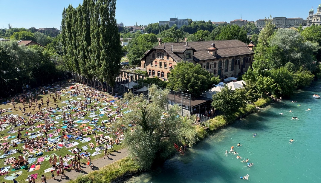 Sommerliche Szene mit vielen Menschen im Spitz im Freibad Marzili an der Aare