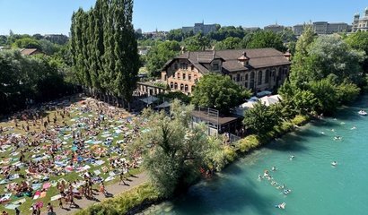 Sommerliche Szene mit vielen Menschen im Spitz im Freibad Marzili an der Aare