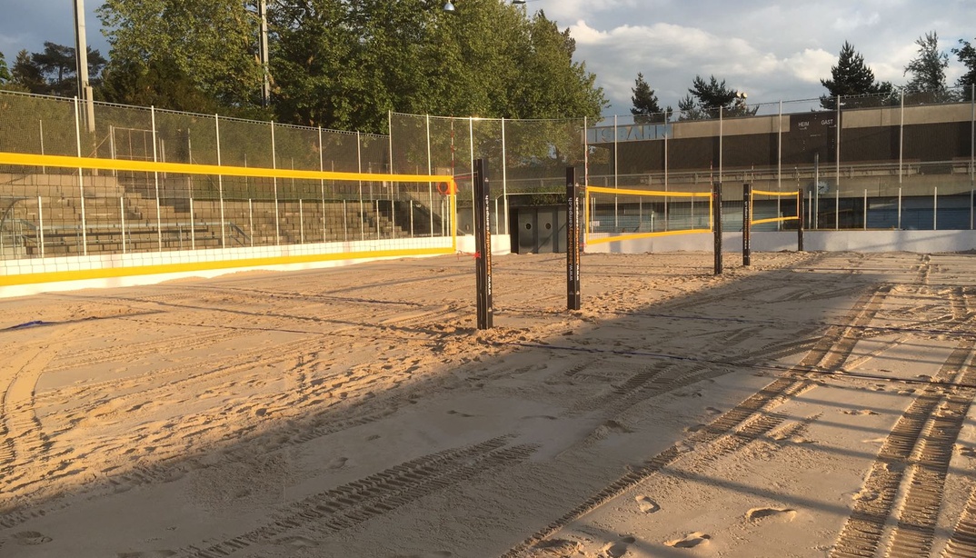 Beachvolleyball in den Freibädern