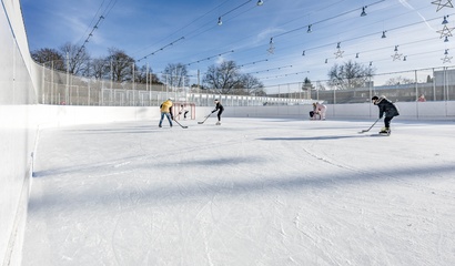 Personen am Eishockey spielen auf der Kunsteisbahn Weyermannshaus