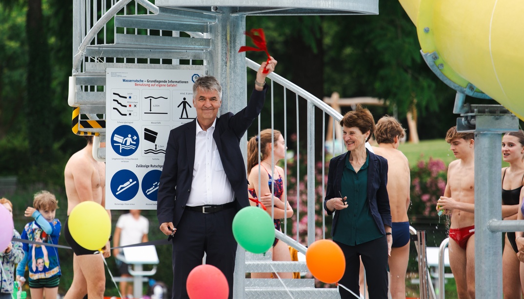 Alec von Graffenried und Franziska Teuscher an der Eröffnungsfeier im Freibad Wyler