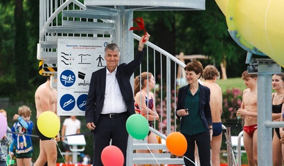 Alec von Graffenried und Franziska Teuscher an der Eröffnungsfeier im Freibad Wyler