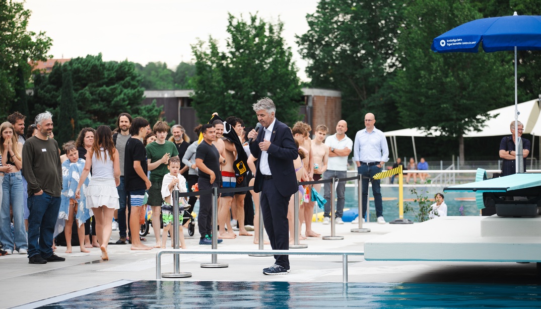 Alec von Graffenried an der Eröffnungsfeier im Freibad Wyler