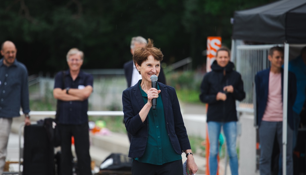 Franziska Teuscher an der Eröffnungsfeier im Freibad Wyler