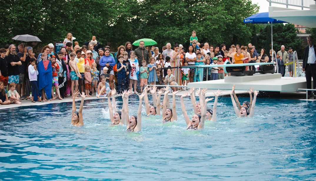Synchronschwimmerinnen an der Eröffnungsfeier im Freibad Wyler