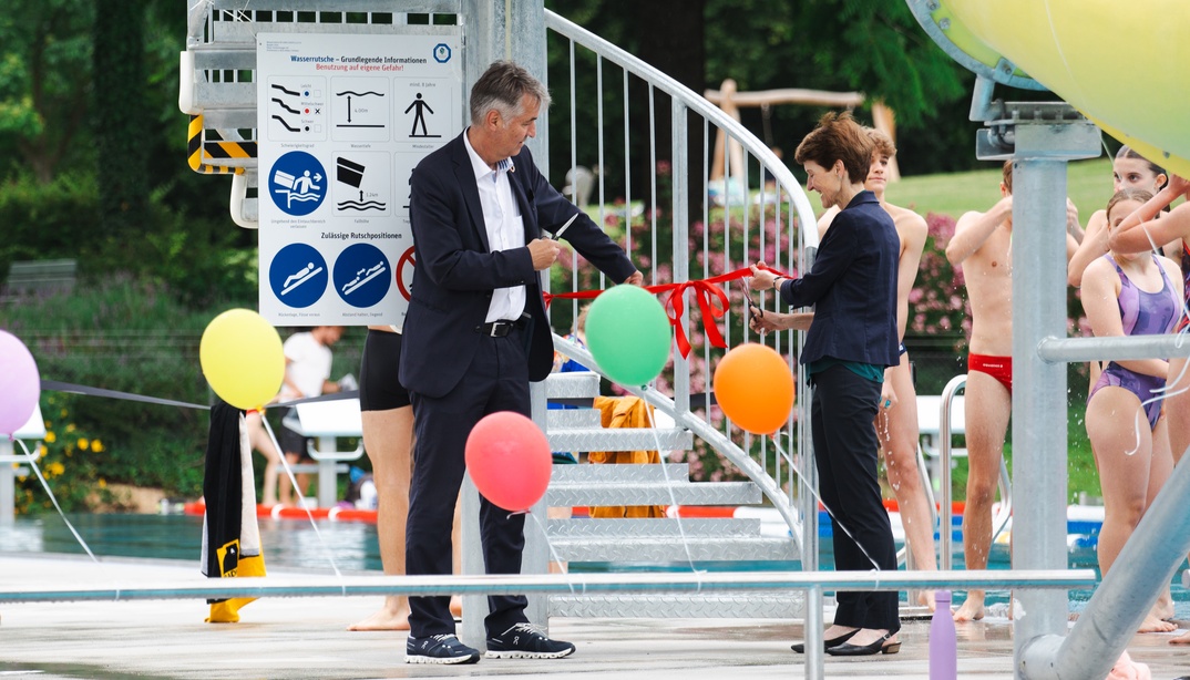 Alec von Graffenried und Franziska Teuscher an der Eröffnungsfeier im Freibad Wyler