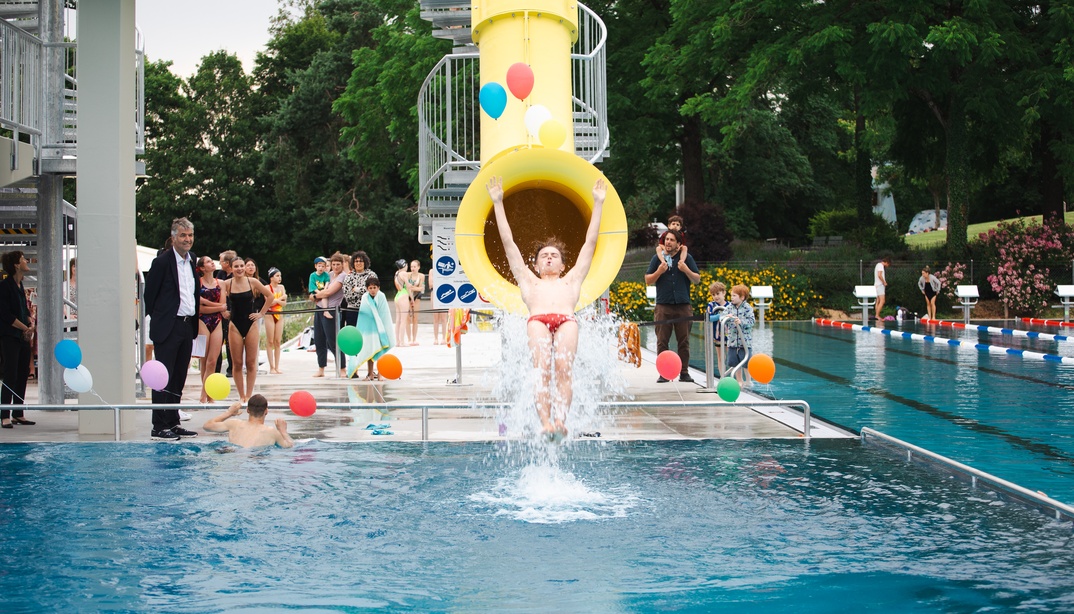 Ein Junge rutsch die Rutschbahn Crazy Jump herunter an der Eröffnungsfeier im Freibad Wyler