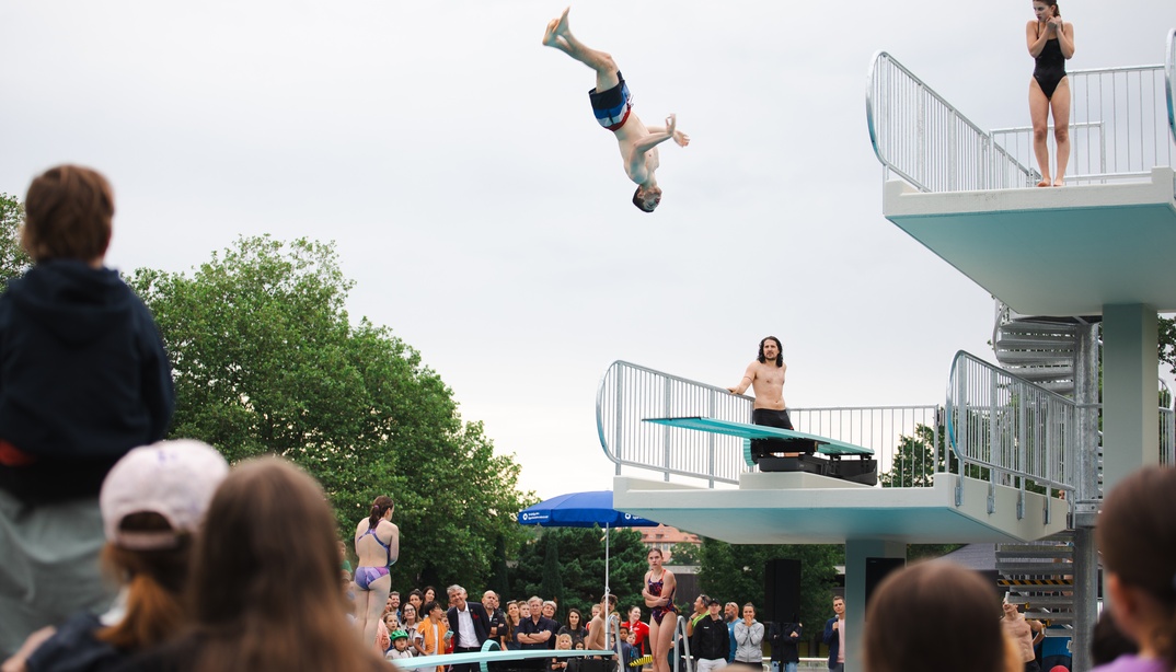 Wasserspringer*innen an der Eröffnungsfeier im Freibad Wyler