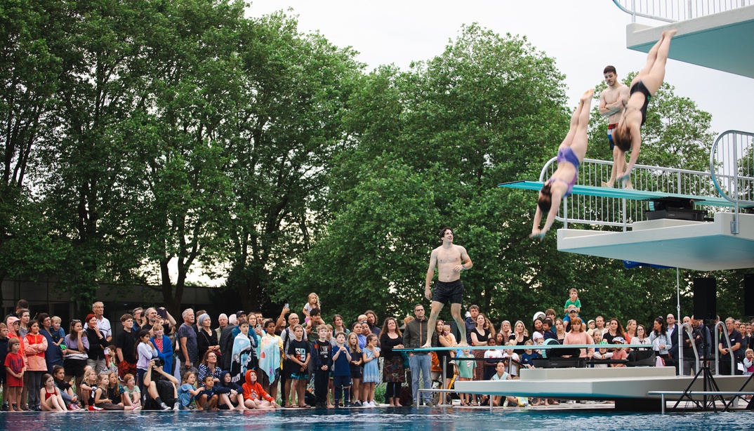 Wasserspringer*innen an der Eröffnungsfeier im Freibad Wyler