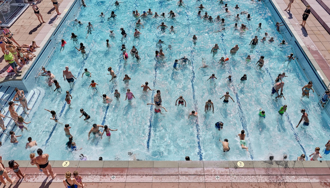Menschen am Baden im Wellenbad in der Ka-We-De