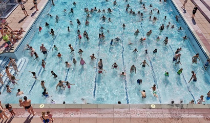 Menschen am Baden im Wellenbad in der Ka-We-De