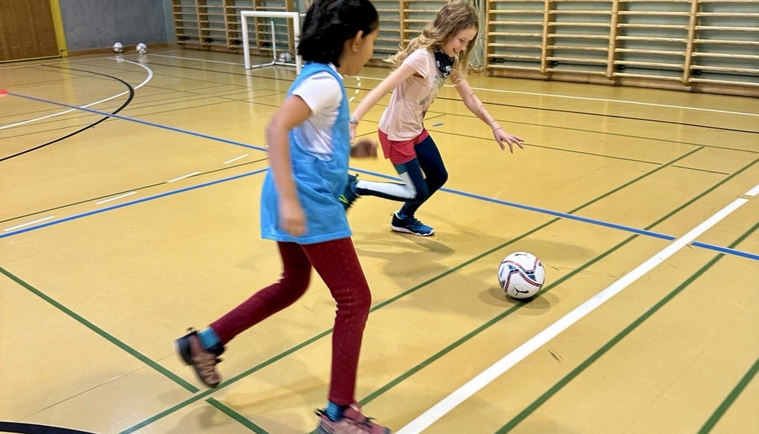 Zwei Mädchen am Futsal spielen