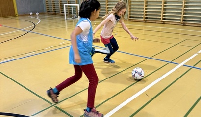 Zwei Mädchen am Futsal spielen