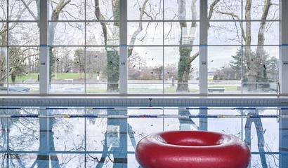 Roter Schwimmreifen im 50m-Schwimmbecken des Hallenbads Wyler