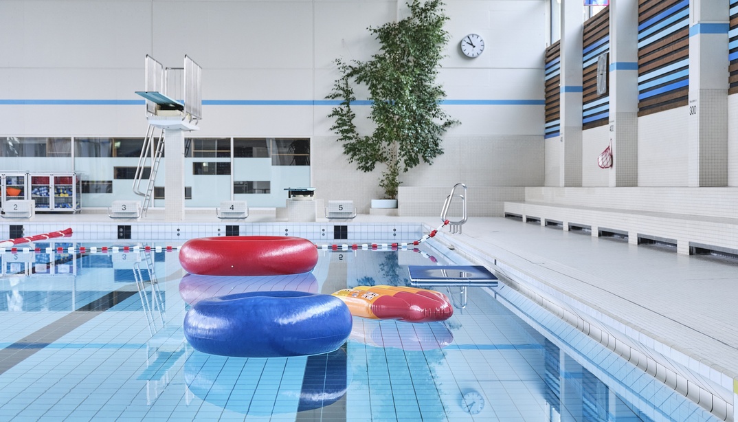 Symbolbild des Hallenbads Wyler mit Schwimmreifen für den Event Familiensonntage