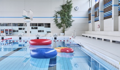 Symbolbild des Hallenbads Wyler mit Schwimmreifen für den Event Familiensonntage
