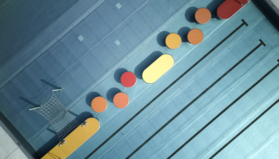 Spielelemente im Schwimmbecken des Freibads Wyler von oben