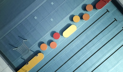Spielelemente im Schwimmbecken des Freibads Wyler von oben
