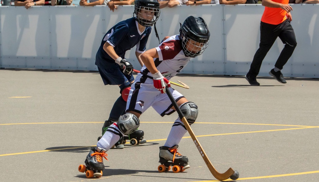 Zwei Jungs am Rollhockey spielen