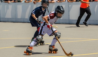 Zwei Jungs am Rollhockey spielen