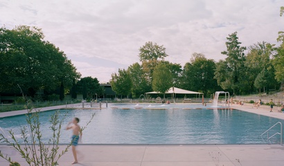 Ein Kind steht vor dem 50m-Becken im Freibad Wyler