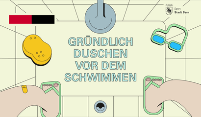 Visualisierung der Duschkampagne in den Berner Hallenbädern, zwei Beine mit FlipFlops stehen in einer Dusche mit Schwamm und Schwimmbrille mit Schriftzug "Gründlich duschen vor dem Schwimmen"