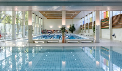 Schwimmbecken im Hallenbad Wyler