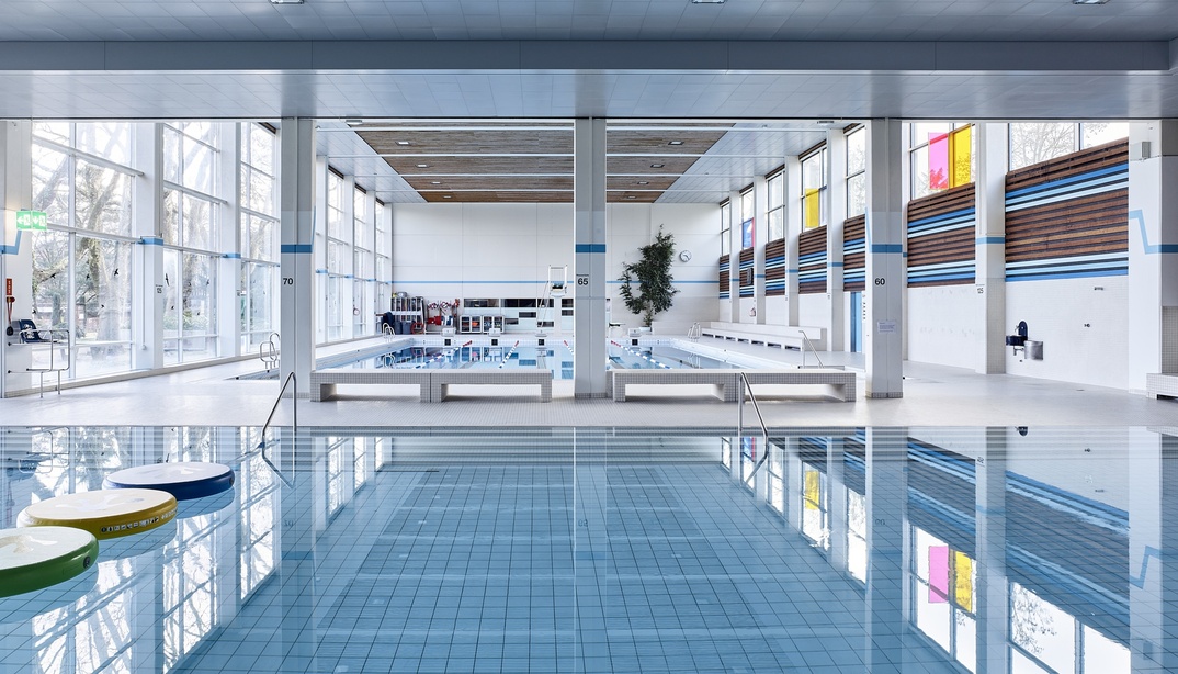 Lehrschwimmbecken und 25m-Schwimmbecken im Hallenbad Wyler