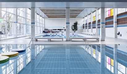 Lehrschwimmbecken und 25m-Schwimmbecken im Hallenbad Wyler