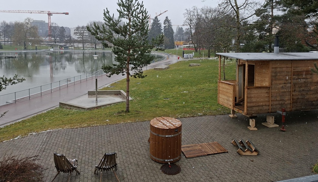 Mobiler Saunawagen von Saunaare im Freibad Weyermannshaus, davor Holzzuber und Stühle