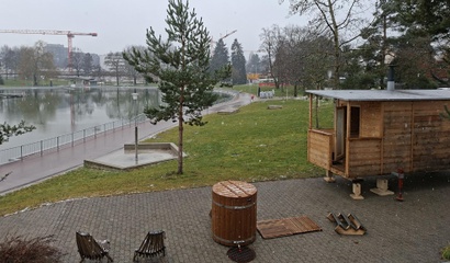 Mobiler Saunawagen von Saunaare im Freibad Weyermannshaus, davor Holzzuber und Stühle