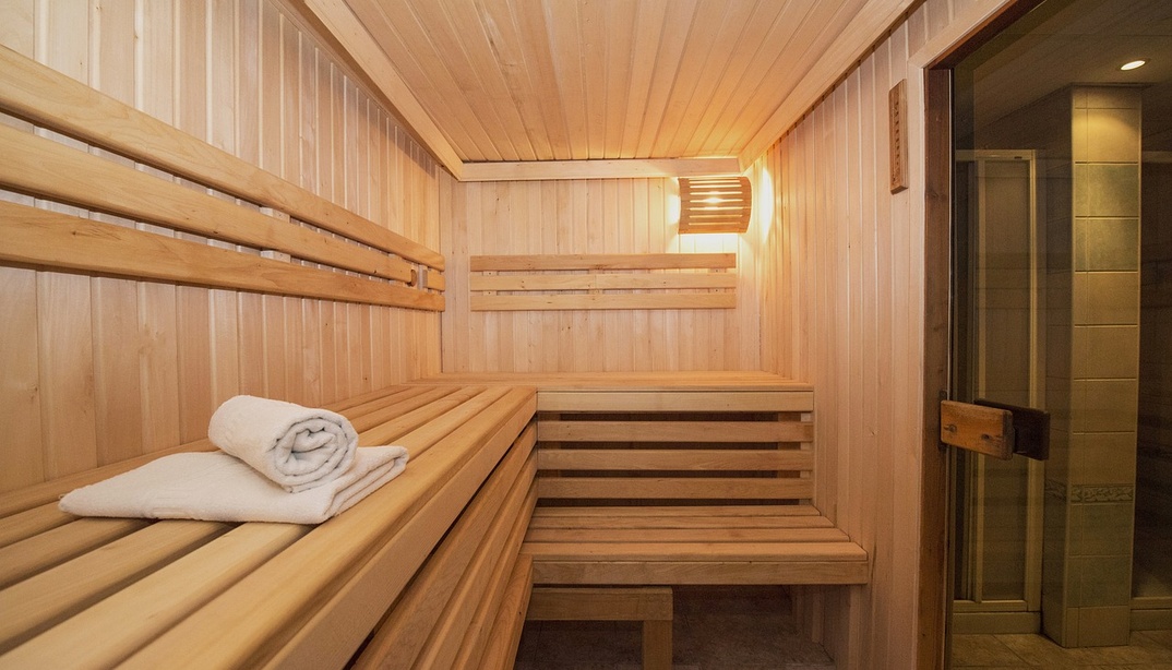 Innenbereich einer Sauna mit Handtuch