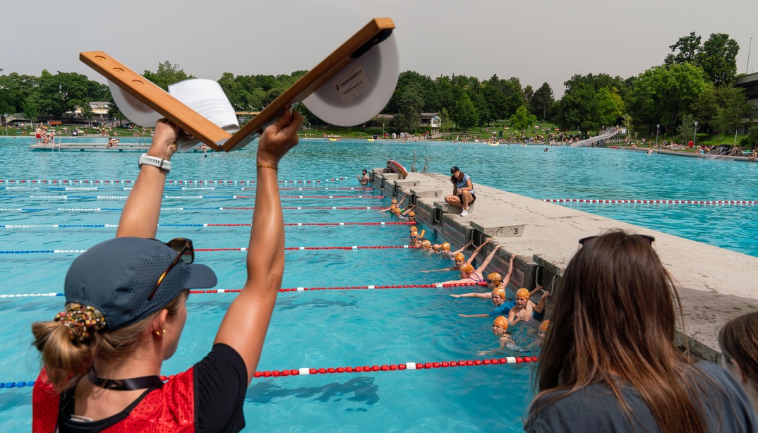 Frau betätigt Startklappe für das Schwimmen am Pho3nix Kids Triathlon by Nicola Spirig