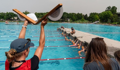 Frau betätigt Startklappe für das Schwimmen am Pho3nix Kids Triathlon by Nicola Spirig