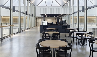 Eingangsbereich der Schwimmhalle Neufeld