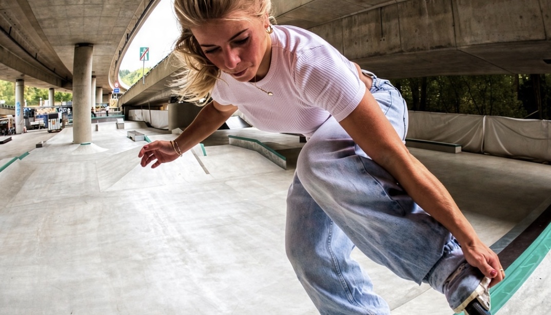 Frau beim Rollerbladen auf der Skateanlage Europaplatz